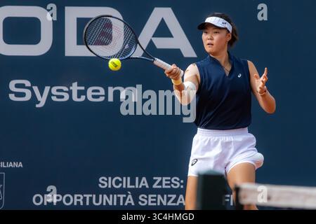 Palermo, Italia. 26 luglio 2025. Palermo Ladies Open 2025: Estelle Cascino e Shuo Feng contro Momoko Kobori e Ayano Shimizu. Shuo Feng durante la partita finale a Palermo. (Foto di Antonio Melita/Pacific Press) credito: Pacific Press Media Production Corp./Alamy Live News Foto Stock