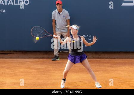 Palermo, Italia. 26 luglio 2025. Palermo Ladies Open 2025: Estelle Cascino e Shuo Feng contro Momoko Kobori e Ayano Shimizu. Momoko Kobori durante l'ultima partita a Palermo. (Credit Image: © Antonio Melita/Pacific Press via ZUMA Press Wire) SOLO PER USO EDITORIALE! Non per USO commerciale! Foto Stock