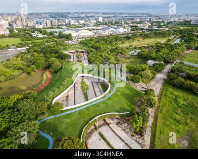 Vista aerea del vasto paesaggio verde del Taichung Central Park, una foresta urbana sostenibile in un ex aeroporto. Taichung, Taiwan. Foto Stock