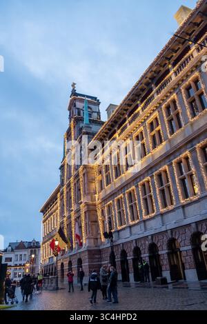 5th gennaio 2023, Anversa, Belgio, scena notturna del municipio di Anversa nel Grote Markt o nella piazza principale, Belgio durante il periodo natalizio. Foto di alta qualità Foto Stock