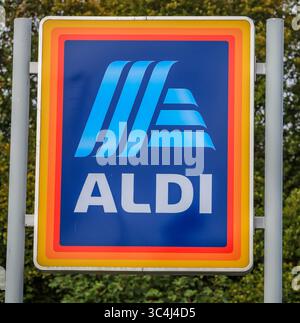 File una foto della segnaletica fuori da un negozio Aldi a Marsh Lane Bootle, Liverpool. Gli operai dei negozi Aldi sono pronti per un aumento di stipendio poiché il supermercato ha annunciato che stava aumentando il suo salario minimo a £ 13 all'ora da settembre. La catena di supermercati discount sostiene di essere il primo supermercato del Regno Unito ad introdurre la nuova tariffa minima. Data di pubblicazione: Martedì 29 luglio 2025. Foto Stock