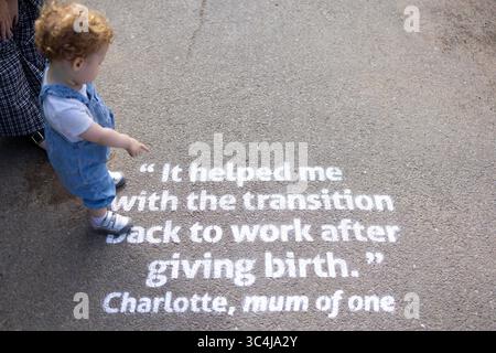 EMBARGO AL 0001 MERCOLEDÌ LUGLIO 30 USO EDITORIALE SOLO Reya, di 23 mesi, al Wimbledon Park di Londra, come parte della campagna positive Steps di BACP, dove storie personali sono dipinte lungo un percorso per evidenziare come la terapia ha aiutato le nuove mamme. Data di pubblicazione: Mercoledì 30 luglio 2025. Foto Stock