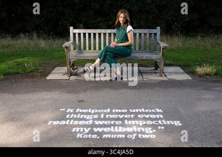 EMBARGO AL 0001 MERCOLEDÌ LUGLIO 30 USO EDITORIALE SOLO Izzy Judd al Wimbledon Park di Londra, come parte della campagna positive Steps di BACP, dove storie personali sono dipinte lungo un percorso per evidenziare come la terapia ha aiutato le nuove mamme. Data di pubblicazione: Mercoledì 30 luglio 2025. Foto Stock