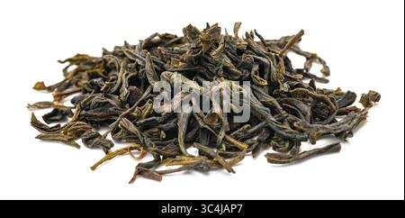 Mucchio di tè verde isolato su sfondo bianco Foto Stock
