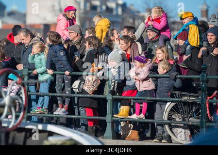 Amsterdam, Paesi Bassi: Ingresso di Sinterklaas (San Nicola) su un piroscafo con Petes (Pieten), in arrivo dalla Spagna. Figli felici, genitori, altri. Foto Stock