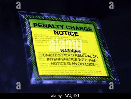 EMBARGO PER IL 0001 MERCOLEDÌ 30 LUGLIO foto non archiviata di un avviso di penalità su un'auto. Il settore dei parcheggi privati viene esortato a "confessare” la probabilità che un conducente venga ritirato da un biglietto ingiusto. Aumentare la trasparenza dimostrerebbe quanto sia grave la situazione o darebbe ai conducenti la fiducia che le denunce siano trattate in modo ragionevole, ha affermato il RAC. Data di pubblicazione: Mercoledì 30 luglio 2025. Foto Stock