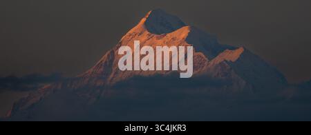 Picco himalayano alla luce della sera Foto Stock