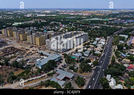 Costruzione di edifici a più piani. Una delle strade centrali della città. La vista dal drone. Foto Stock