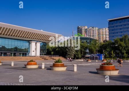 Almaty, Kazakistan - 12 giugno 2025 - ingresso alla stazione della funivia di Kok Tobe Foto Stock