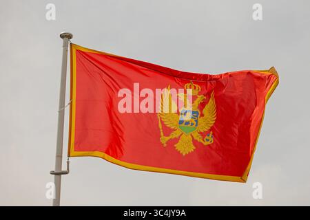 Bandiera nazionale ufficiale del cielo della Repubblica del Montenegro Foto Stock
