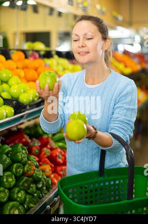 donna sceglie le mele nel negozio di fattoria Foto Stock