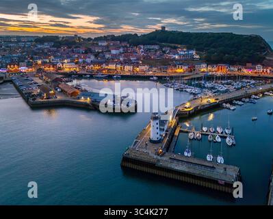 Immagine aerea di alta qualità del porticciolo e del castello di Scarborough a Sunset, Yorkshire, Regno Unito. 25 luglio 2025. Foto Stock