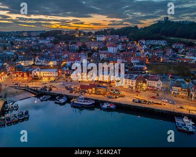 Immagine aerea di alta qualità del porticciolo e del castello di Scarborough a Sunset, Yorkshire, Regno Unito. 25 luglio 2025. Foto Stock