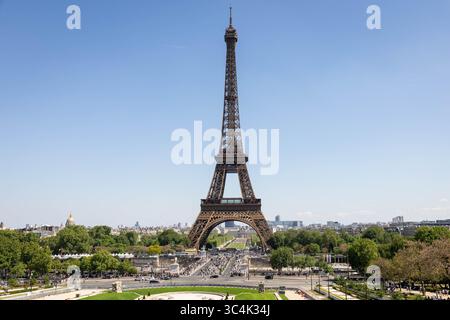 Vista panoramica elevata della Torre Eiffel dal Trocadéro con il paesaggio urbano di Parigi, Francia Foto Stock