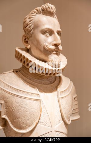 Primo piano su un busto in marmo di un uomo rinascimentale italiano con baffi Foto Stock