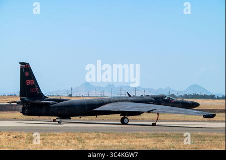 Un U-2 Dragon Lady della U.S. Air Force dimostra le sue capacità alla Beale Air Force base, California, 8 giugno 2025. Il Beale Air & Space Expo ha offerto Foto Stock