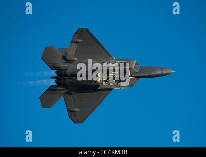 23 agosto 2018 - Hampton, Virginia, Stati Uniti - Major Paul ''loco' Lopez, pilota F-22 Raptor Demonstration Team, mette in evidenza le capacità del jet alla Joint base Langley-Eustis, Virginia, agosto. 24, 2018. Il Raptor esegue un'ampia gamma di manovre aeree che lo rendono il principale aereo da caccia della U.S. Air Force. (Immagine di credito: © U.S. Air Force/ZUMA Wire/ZUMAPRESS.com) Foto Stock