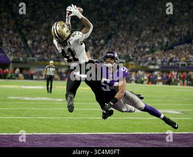 14 gennaio 2018 - Minneapolis, Minnesota, USA - il running back dei New Orleans Saints Alvin Kamara è stato nominato rookie dell'anno 2017 della Pepsi NFL, Pepsi e la NFL annunciata. Kamara, che fu selezionata per il voto dei fan come vincitrice, guidò tutti i rookie con 14 touchdown totali e si classificò seconda con 1.554 yard di scrimmage. Guidò anche tutti i rookie con 81 ricezioni. (Jeff Wheeler/Minneapolis Star Tribune/TNS)...qui, Kamara (41) fa un touchdown nel quarto periodo durante una partita di playoff della NFC di domenica 14 gennaio 2018 allo U.S. Bank Stadium di Minneapolis, Minn. (Immagine di credito: © Jeff Wheeler/Minne Foto Stock