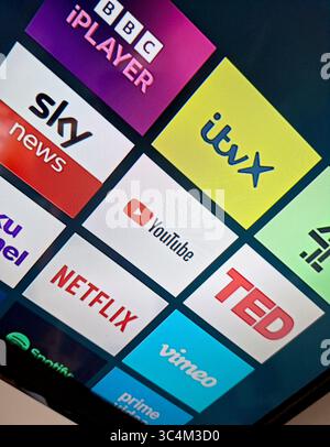 Embargo su 0001 mercoledì luglio 30 applicazioni di streaming multimediale su uno schermo TV. YouTube è ora il secondo servizio multimediale più visto nel Regno Unito dietro la BBC e davanti a ITV, secondo un rapporto annuale di Ofcom. Data foto: Martedì 29 luglio 2025. Foto Stock