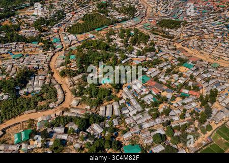 La vista aerea di rifugi, strade e alberi crea un paesaggio strutturato, con abitazioni concentrate intorno al Balukhali Bazar, alla divisione Chittagong, a Banglade Foto Stock