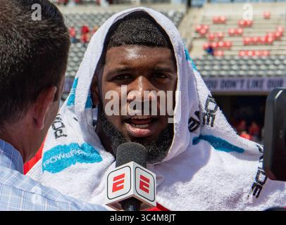 7 settembre 2018 - Houston, Texas, Stati Uniti - il defensive tackle degli Houston Cougars ed Oliver (10) durante l'intervista di fine partita con ESPN al TDECU Stadium di Houston, Texas, gli Houston Cougars vincono gli Arizona Wildcats 45-18. (Immagine di credito: © Maria Lysaker/ZUMA Wire) Foto Stock