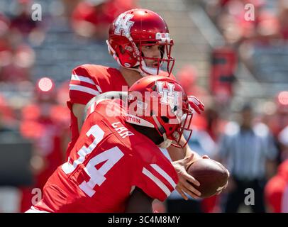 7 settembre 2018 - Houston, Texas, USA - il quarterback degli Houston Cougars Ike Ogbogu (14) consegna la palla al running back degli Houston Cougars Mulbah Car (34) durante la partita al TDECU Stadium di Houston, Texas gli Houston Cougars vincono gli Arizona Wildcats 45-18. (Immagine di credito: © Maria Lysaker/ZUMA Wire) Foto Stock