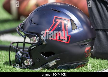 8 settembre 2018: Un casco degli Arizona Wildcats si trova a bordo campo durante il primo quarto di una partita di football NCAA tra gli Arizona Wildcats e gli Houston Cougars al TDECU Stadium di Houston, Texas. Houston ha vinto la partita 45 a 18...Trask Smith/CSM(Credit Image: &Copy; Trask Smith/CSM via ZUMA Wire) Foto Stock
