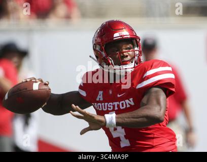 8 settembre 2018 - Houston, USA - il quarterback degli Houston Cougars D'Eriq King (4) torna a passare durante una partita di football NCAA tra Houston e Arizona sabato 8 settembre 2018 a Houston, Texas. (Immagine di credito: © Scott Coleman/ZUMA Wire) Foto Stock
