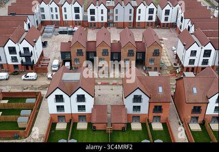 Embargo al 0001 mercoledì luglio 30 foto del file datata 13/02/25 dei lavori di costruzione di parte dello sviluppo abitativo Chilmington Green ad Ashford, Kent. Secondo il National House Building Council (NHBC), le registrazioni delle nuove case hanno mostrato una "crescita modesta" nel secondo trimestre di quest'anno. In tutto il Regno Unito, 30.405 nuove case sono state registrate dalla NHBC, un fornitore di garanzie e assicurazioni, come registrate per essere costruite nel secondo trimestre del 2025, con un aumento del 4% rispetto allo stesso trimestre del 2024 e del primo trimestre del 2025. Data di pubblicazione: Mercoledì 30 luglio 2025. Foto Stock