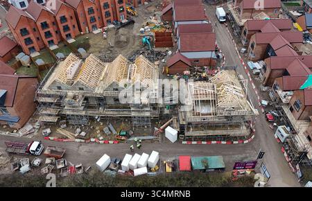 Embargo al 0001 mercoledì luglio 30 foto del file datata 13/02/25 dei lavori di costruzione di parte dello sviluppo abitativo Chilmington Green ad Ashford, Kent. Secondo il National House Building Council (NHBC), le registrazioni delle nuove case hanno mostrato una "crescita modesta" nel secondo trimestre di quest'anno. In tutto il Regno Unito, 30.405 nuove case sono state registrate dalla NHBC, un fornitore di garanzie e assicurazioni, come registrate per essere costruite nel secondo trimestre del 2025, con un aumento del 4% rispetto allo stesso trimestre del 2024 e del primo trimestre del 2025. Data di pubblicazione: Mercoledì 30 luglio 2025. Foto Stock