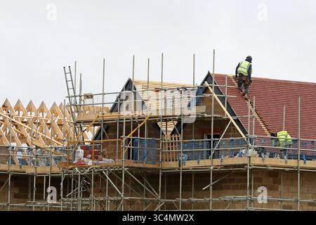 Embargo al 0001 mercoledì luglio 30 file foto datata 13/01/20 di nuove case in costruzione sullo sviluppo di Chilmington ad Ashford, Kent. Secondo il National House Building Council (NHBC), le registrazioni delle nuove case hanno mostrato una "crescita modesta" nel secondo trimestre di quest'anno. In tutto il Regno Unito, 30.405 nuove case sono state registrate dalla NHBC, un fornitore di garanzie e assicurazioni, come registrate per essere costruite nel secondo trimestre del 2025, con un aumento del 4% rispetto allo stesso trimestre del 2024 e del primo trimestre del 2025. Data di pubblicazione: Mercoledì 30 luglio 2025. Foto Stock