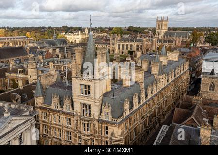 Cambridge, Inghilterra. Vista panoramica dalla torre della Great St Mary's, che mostra il Waterhouse Building di Gonville e Caius College, con Trinity e. Foto Stock