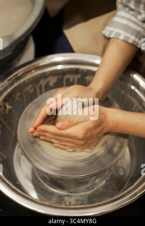 Primo piano della ruota in ceramica con argilla modellante Foto Stock