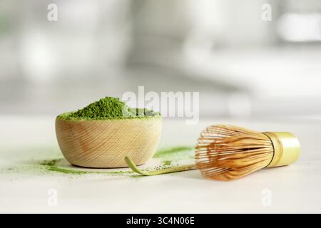 Tè Matcha e accessori per il caffè sul tavolo Foto Stock
