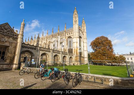 Cambridge, Inghilterra. Facciata est della Cappella del King's College con un ippocastano maturo e parcheggio per biciclette davanti, combinando Gothi perpendicolare Foto Stock