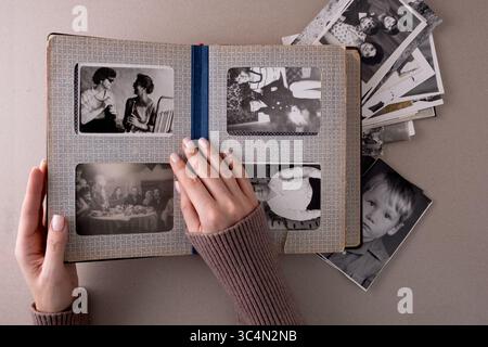 BAKU, AZERBAIGIAN - 18 giugno 2024. Stampe di foto vintage vintage antiche in bianco e nero retrò. Ricordi e nostalgia Foto Stock