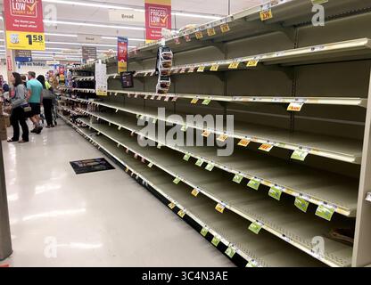 10 settembre 2018 - Durham, Carolina del Nord, Stati Uniti - gli scaffali del pane al Woodcroft Food Lion sono vuoti lunedì 10 settembre 2018 a Durham, N.C. i residenti della Carolina del Nord orientale e centrale stanno smantellando gli scaffali della spesa e svuotando le forniture di benzina mentre l'uragano Florence si avvicina al vecchio Stato del Nord. (Immagine di credito: © Chuck Liddy/Raleigh News & Observer/TNS via ZUMA Wire) Foto Stock