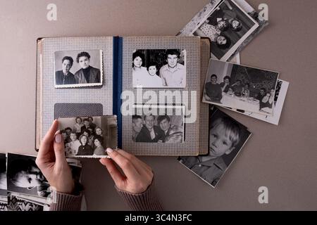 BAKU, AZERBAIGIAN - 18 giugno 2024. Stampe di foto vintage vintage antiche in bianco e nero retrò. Ricordi e nostalgia Foto Stock