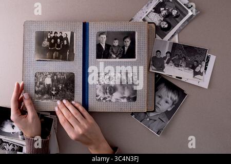 BAKU, AZERBAIGIAN - 18 giugno 2024. Stampe di foto vintage vintage antiche in bianco e nero retrò. Ricordi e nostalgia Foto Stock