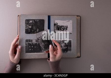 BAKU, AZERBAIGIAN - 18 giugno 2024. Stampe di foto vintage vintage antiche in bianco e nero retrò. Ricordi e nostalgia Foto Stock