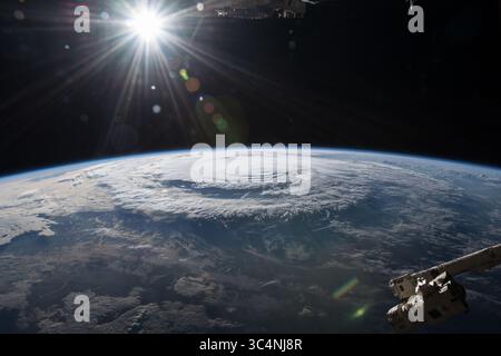 14 settembre 2018 - atmosfera terrestre - le nuvole della tempesta uragana Florence sgorgano sopra la Terra come si vede dalla stazione spaziale Internazionale. La tempesta di categoria 1 atterra vicino a Wrightsville Beach, North Carolina. (Immagine di credito: © NASA/ZUMA Wire/ZUMAPRESS.com) Foto Stock