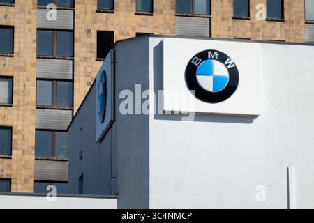 Ostrava, Cechia - 13 settembre 2023: Dettaglio del logo del marchio BMW tedesco sulla concessionaria Foto Stock