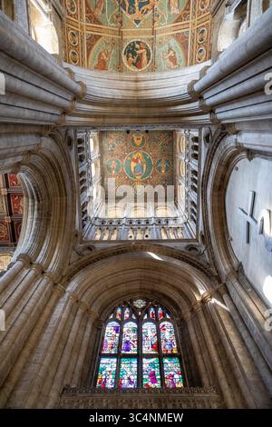 Ely Cathedral, una cattedrale anglicana nel Cambridgeshire, Inghilterra. La cattedrale ha uno stile romanico e gotico, una torre ottagonale centrale e un campanile Foto Stock