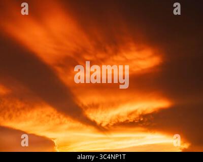 Ombre spettacolari sul cielo occidentale al crepuscolo a metà giugno, nel sud-ovest della Florida, con una quantità sconosciuta di polvere sahariana nell'atmosfera Foto Stock