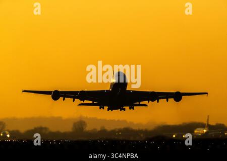 Embargo al 0001 mercoledì luglio 30 file foto datata 06/02/2020 di un aereo in decollo dall'aeroporto di Heathrow. Sempre più persone pensano che l'industria aeronautica dovrebbe concentrarsi sul miglioramento della puntualità dei voli piuttosto che sulla riduzione delle emissioni, suggerisce un nuovo sondaggio. Circa il 63 per cento degli adulti britannici intervistati ha affermato che garantire che gli aerei decollino e atterrino in tempo dovrebbe essere una priorità per il settore. Questo è stato confrontato con il 56 per cento che ha detto lo stesso per la riduzione delle emissioni. Data di pubblicazione: Mercoledì 30 luglio 2025. Foto Stock