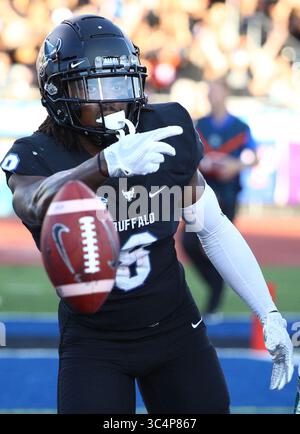 15 settembre 2018: Il wide receiver dei Buffalo Bulls K.J. Osborn (8) lancia la palla dopo aver segnato il secondo touchdown del quarto di gioco della NCAA tra gli Eastern Michigan Eagles e i Buffalo Bulls all'UB Stadium di Amherst, N.Y. Buffalo sconfisse Eastern Michigan 35-28 migliorando il record a 3-0 per la prima volta come programma FBS. (Nicholas T. LoVerde/Cal Sport Media)(immagine di credito: &Copy; Nicholas T. Loverde/CSM tramite cavo ZUMA) Foto Stock