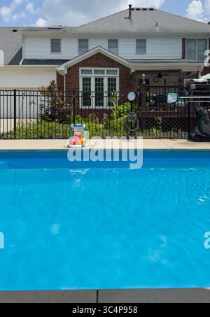 Piscina residenziale con recinzione in alluminio Foto Stock