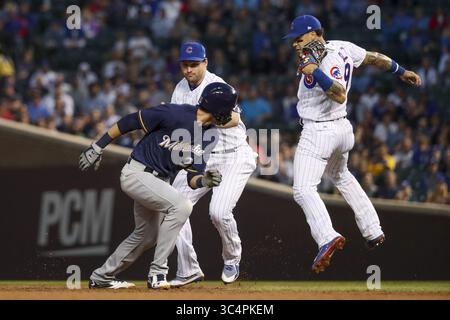 29 luglio 2018 - Chicago, il, USA - Christian Yelich (22) viene taggato dal secondo base dei Chicago Cubs Daniel Murphy (3) mentre Javier Baez (9) salta in aria durante il primo inning al Wrigley Field lunedì 10 settembre 2018 a Chicago, Ill. (Credit Image: © Armando L. Sanchez/Chicago Tribune/TNS via ZUMA Wire) Foto Stock