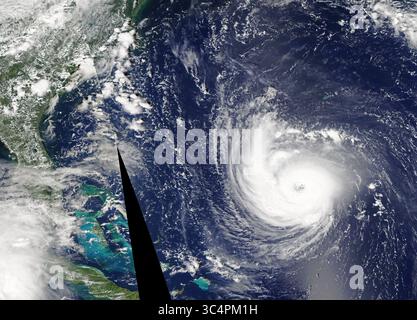18 settembre 2018 - East Coast, Stati Uniti - immagine rilasciata oggi: Dopo aver attraversato l'Atlantico, Firenze, un uragano di categoria 4 un tempo potente con venti massimi sostenuti di 140 km/h 10-11 settembre, finalmente sbarcato il 14 settembre. Il MODIS a bordo del satellite Terra della NASA ha acquisito un'immagine a colori della depressione tropicale Firenze il 16 settembre. La copertura nuvolosa, che trasporta forti piogge, specialmente vicino al centro, si estende dalla Carolina del Sud alla Pennsylvania meridionale e dall'Oceano Atlantico nell'entroterra fino all'Indiana. (Immagine di credito: © NASA Earth/ZUMA Wire/ZUMAPRESS.com) Foto Stock