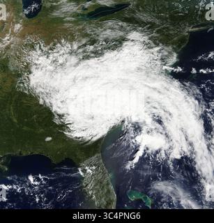 18 settembre 2018 - Carolina del Sud, Stati Uniti - immagine rilasciata oggi: Dopo aver attraversato l'Atlantico, Firenze, un uragano di categoria 4 un tempo potente con venti massimi sostenuti di 140 mph, ha finalmente sbarcato il 14 settembre. Il MODIS a bordo del satellite Terra della NASA ha acquisito un'immagine a colori della depressione tropicale Firenze il 16 settembre. La copertura nuvolosa, che trasporta forti piogge, specialmente vicino al centro, si estende dalla Carolina del Sud alla Pennsylvania meridionale e dall'Oceano Atlantico nell'entroterra fino all'Indiana. (Immagine di credito: © MODIS/ZUMA Wire/ZUMAPRESS.com) Foto Stock